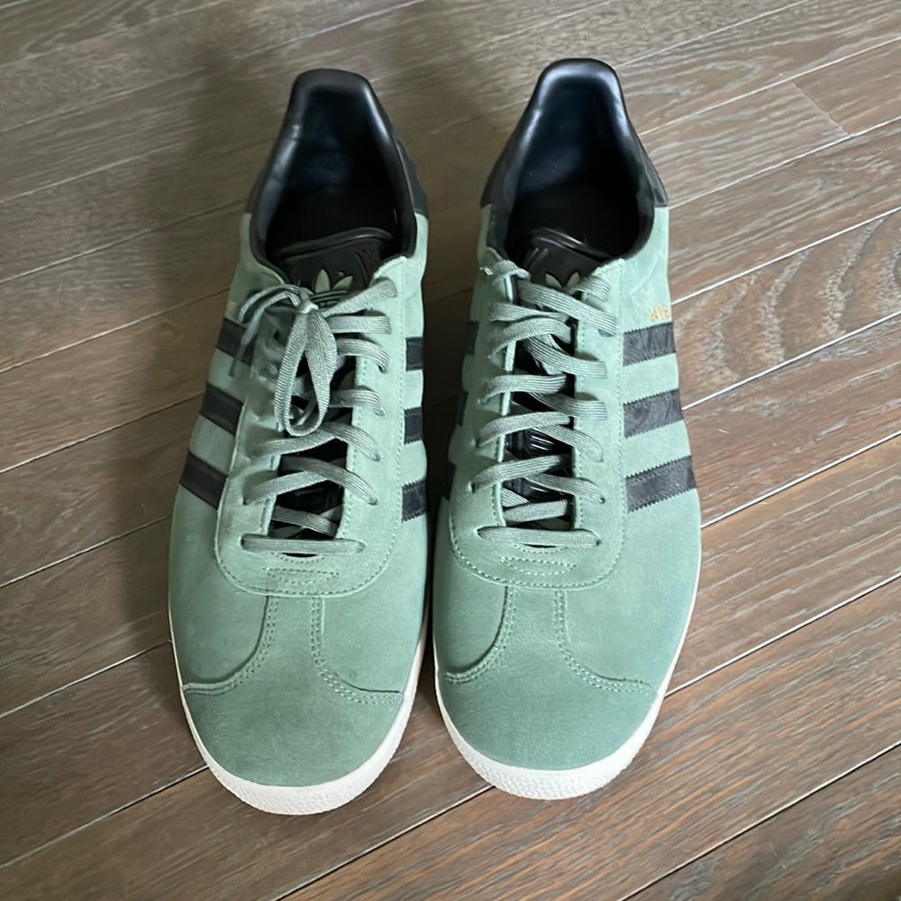 Men’s Adidas Sneakers- excellent condition!